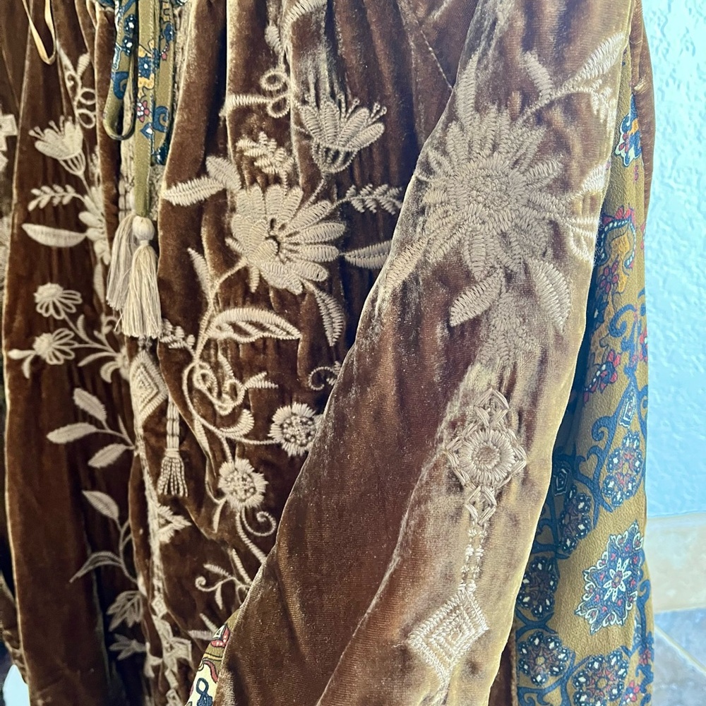 Embroidered chocolate brown top 🤠 - Picture 4 of 11